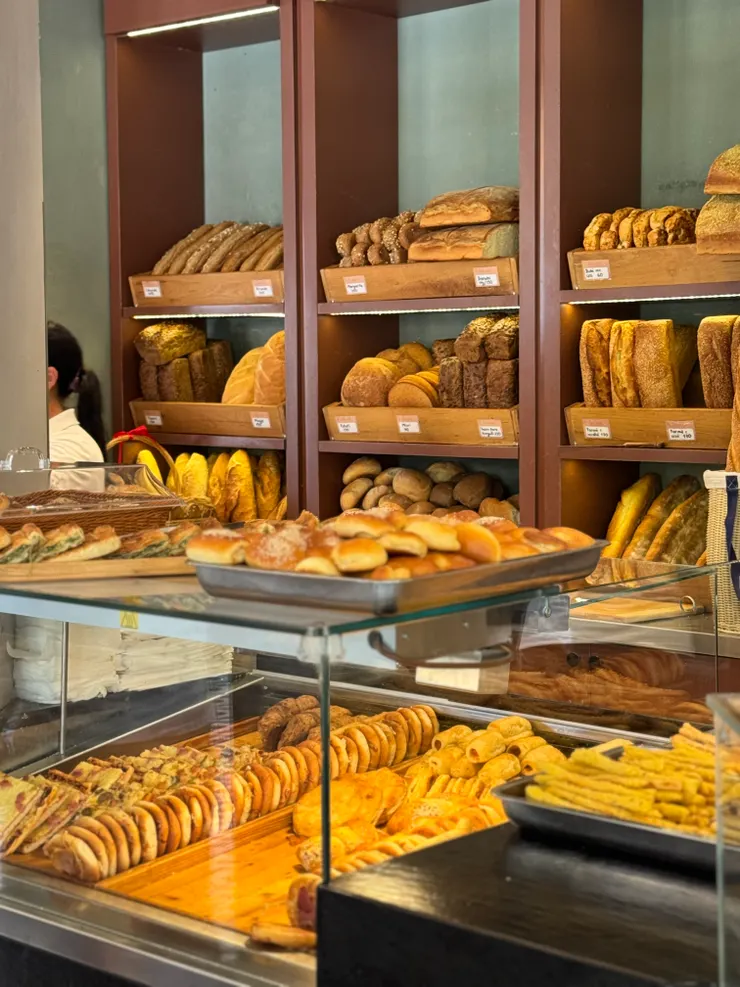 烘焙坊架上滿滿的各種麵包