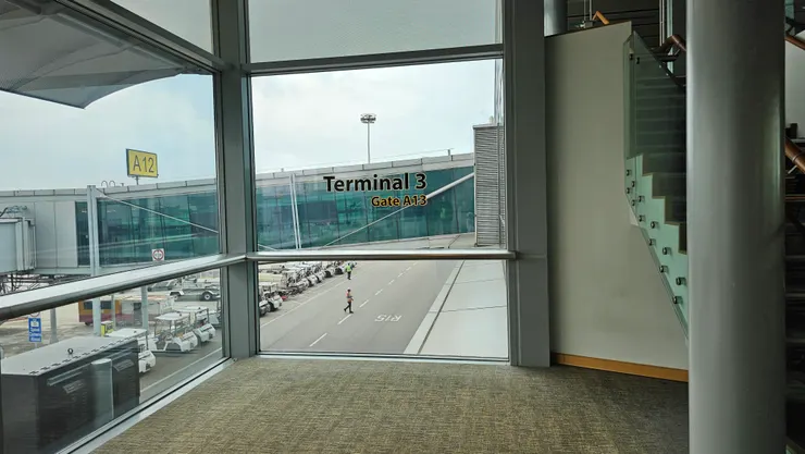 我們的長榮班機停在樟宜機場第三航廈的A13登機門!旁邊是A12登機門!