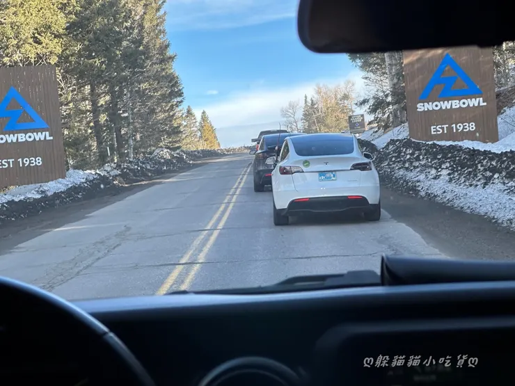 看到兩旁大大的雪碗扛棒，表示再過10幾分鐘就可以盡情玩雪(或是被玩)啦~