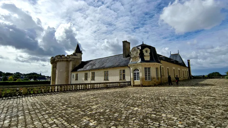 【從二樓外的平台看城堡】