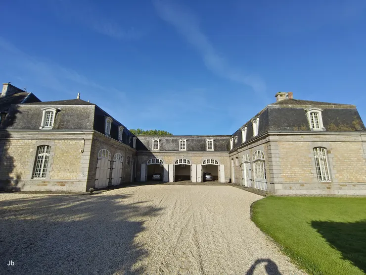 【我們没住主棟的房間，而是在西側30公尺開外的「別墅」(右側)，早期或為管家居舍。】