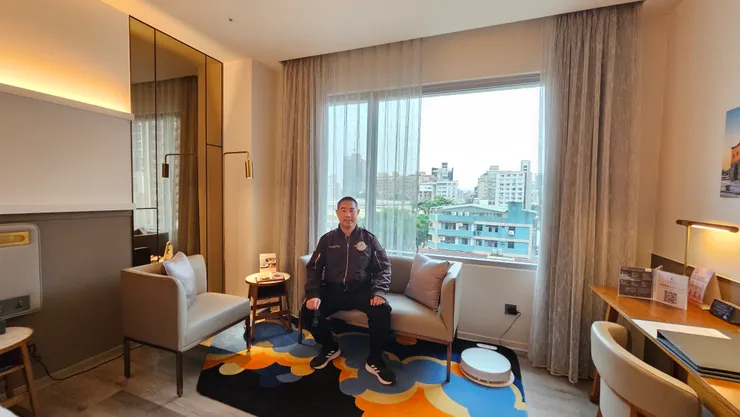 我在台北花園大酒店的美麗客房內!地毯好炫!