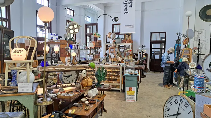 這裡都是在賣骨董，說不定真的有值錢的寶喔~