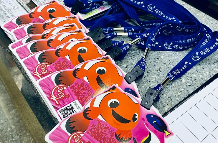 🐠《夜宿海生館》海底隧道區的名牌樣式。|圖:閒人