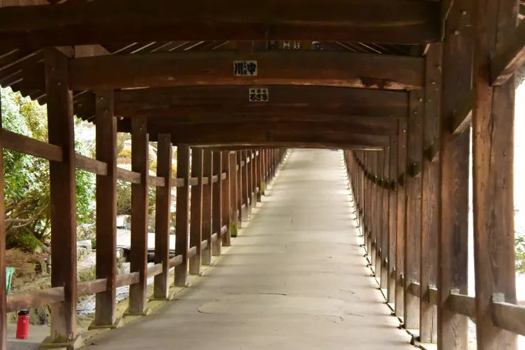 神社後方的長迴廊也是攝影熱點