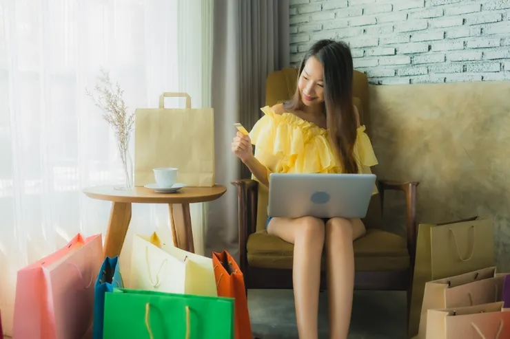 年輕的時候太愛花錢購物，存錢太少，到了中年以後就會過得很辛苦。圖/123RF圖庫