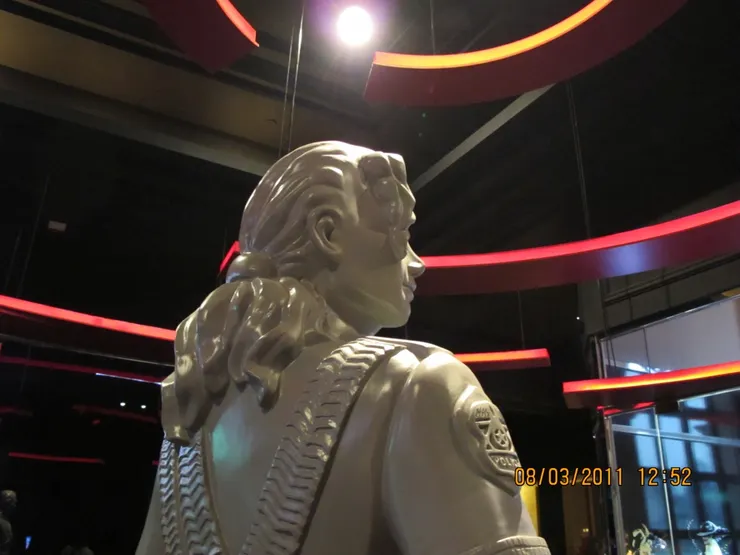 MJ的塑像從後面看依然很型格。