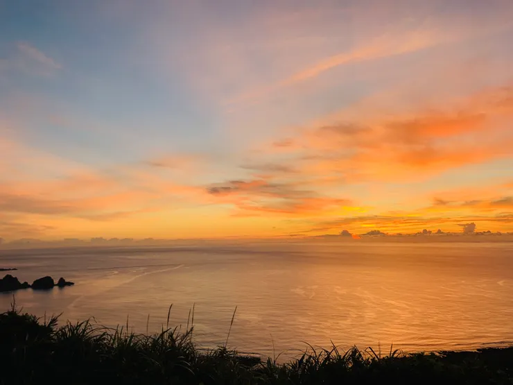 一路邊爬邊感受到太陽的光芒漸漸露出，光從海洋的彼岸一步一步往我們靠近，喚醒這塊土地