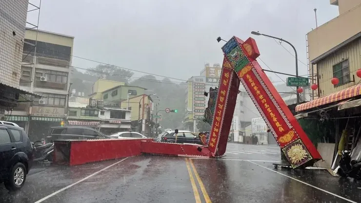 高雄元亨寺牌樓被吹倒了，來源：聯合報