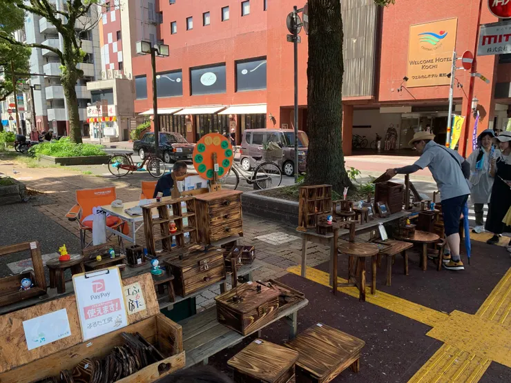 木工師傅親手做的木工小傢俱,可惜不是我喜歡的紋路。