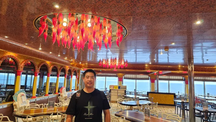 餐廳很有火山的感覺!窗外可以看到大海!