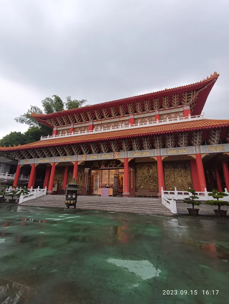 大雄寶殿，前鐵捲門深閉，需從旁徑側入，自拍攝