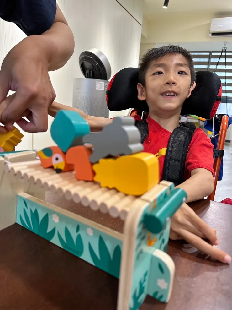 在家教育到府巡迴教師也會跟你討論孩子的IEP計畫。這是上課的操作活動。