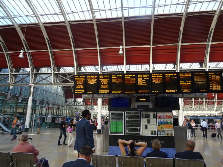 乘客或做或站的等月台確定