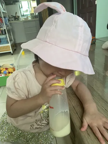 換了啟賦羊奶每餐都埋頭苦喝的寶貝