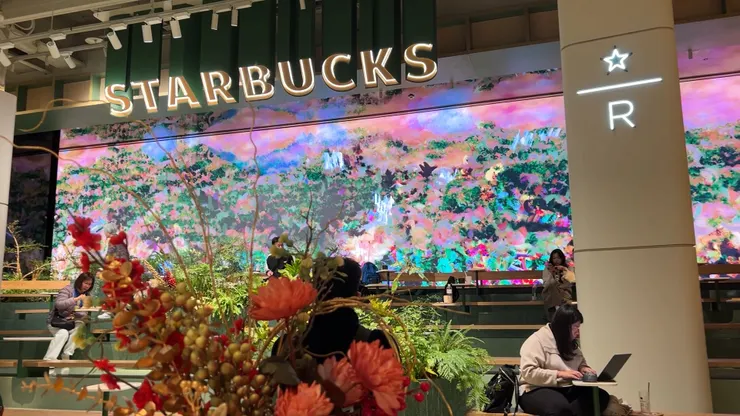 星巴克台北 Dream Plaza 旗艦店： Starbucks Taipei Dream Plaza Flagship Store