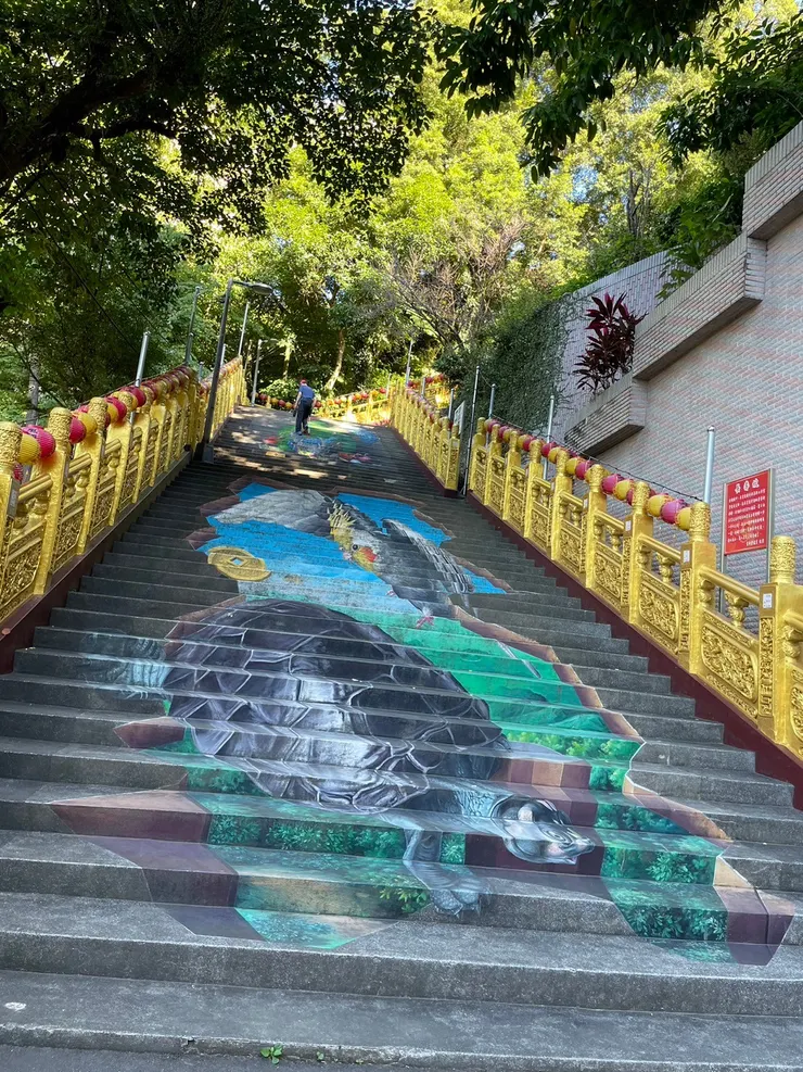 碧龍宮長長的彩繪階梯式網美必拍景點