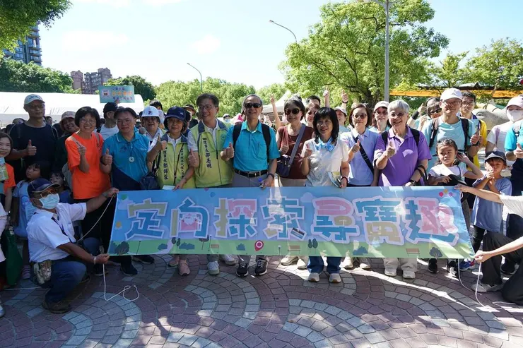 臺北國稅局首次結合定向遊戲概念，舉辦定向探索尋寶趣園遊會活動，鼓勵民眾走出家門，健走的同時也能了解租稅及雲端發票相關知識。圖：財政部臺北國稅局提供