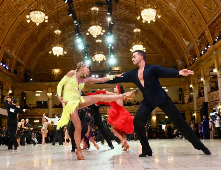 用舞技比輸贏(圖片來源：國際標準舞官網)