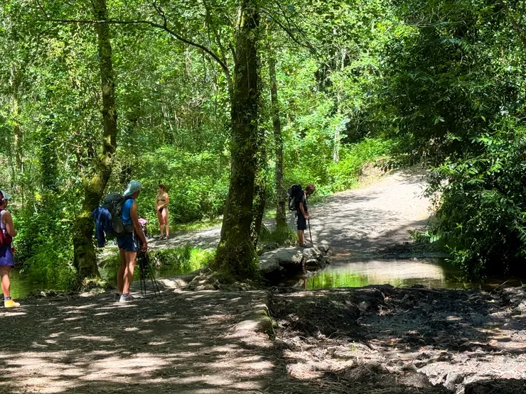 等待蠟印的同時，旁邊的外國人己經在溪裡玩水了