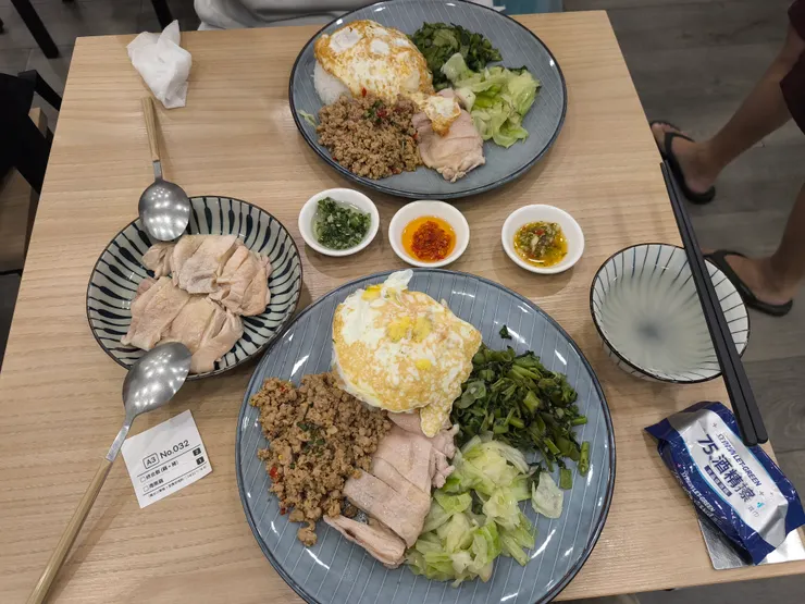 老陳海南雞飯-博館店，我們點的是綜合飯$130