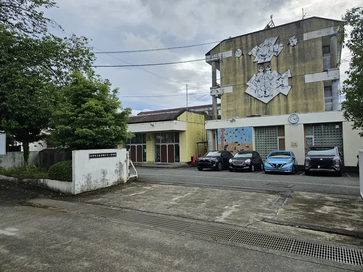 校門拍一張，還陸陸續續有車子進出，讓我社恐症犯了，不敢再進一步了