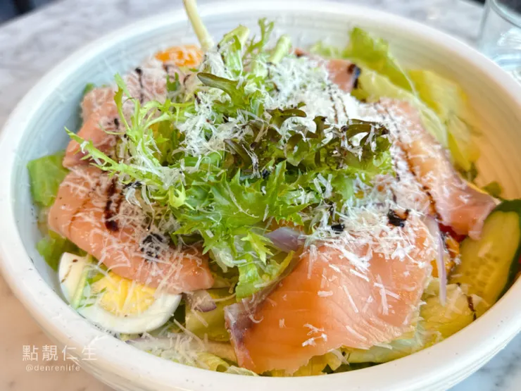 想林口｜鮭魚凱薩沙拉 孕婦直接不能吃 哈哈