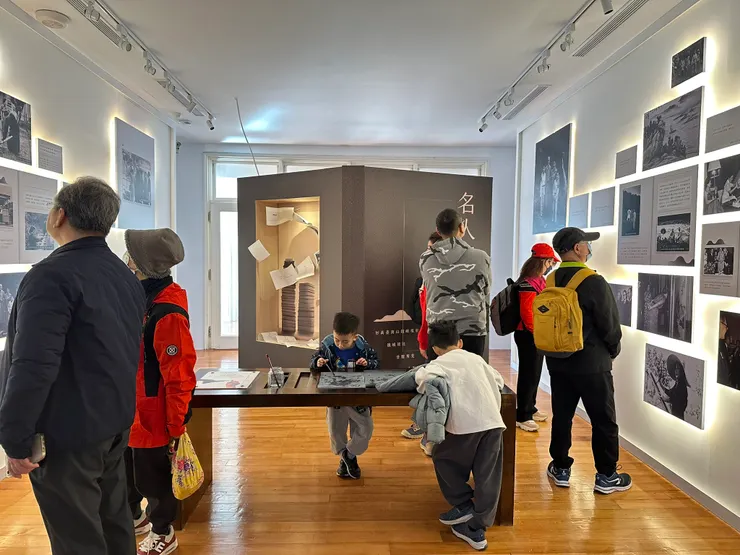 中間那區可以沾水寫毛筆,兩兄弟都沒寫過,感覺超稀奇