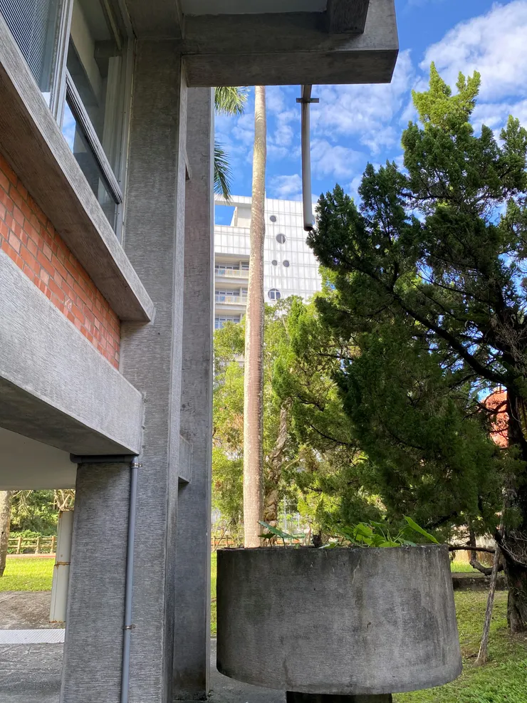 東北角設有落水管與接水槽