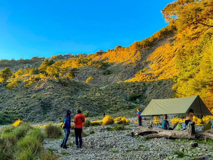 右邊遠處是取水的地方
