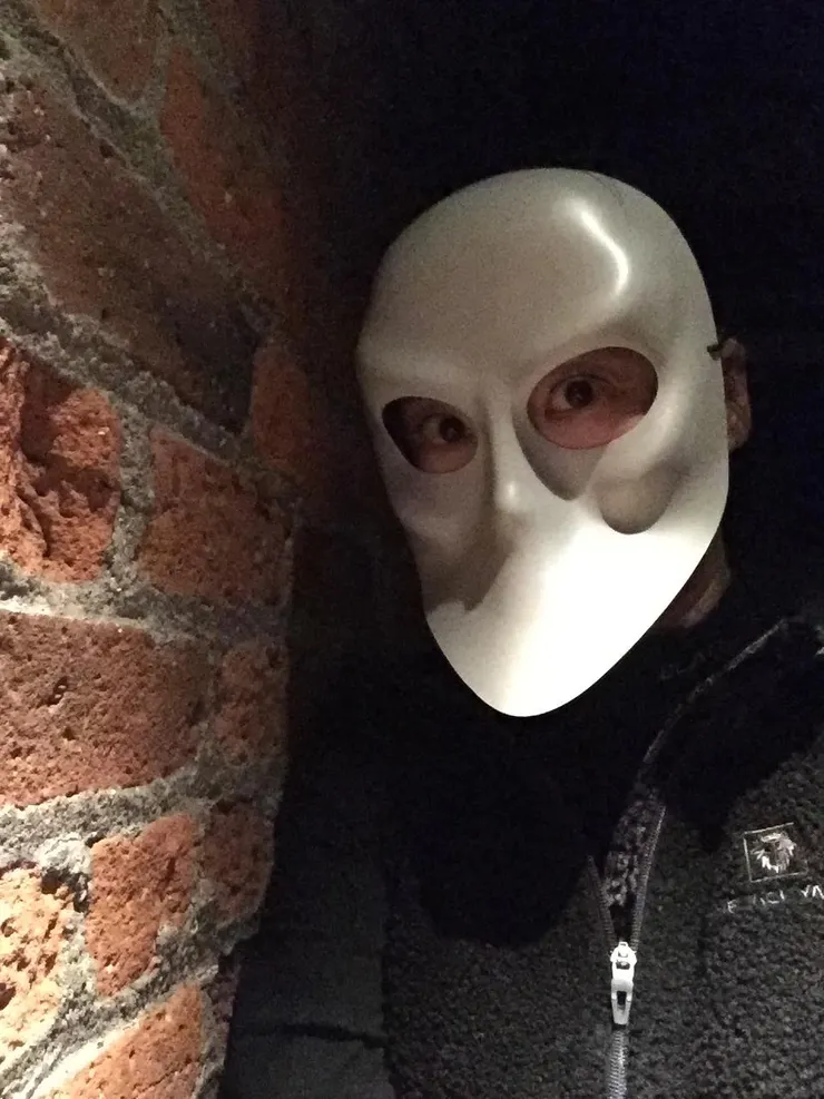 戴著很像電影《奪魂鋸》的面具，增加恐懼的氛圍