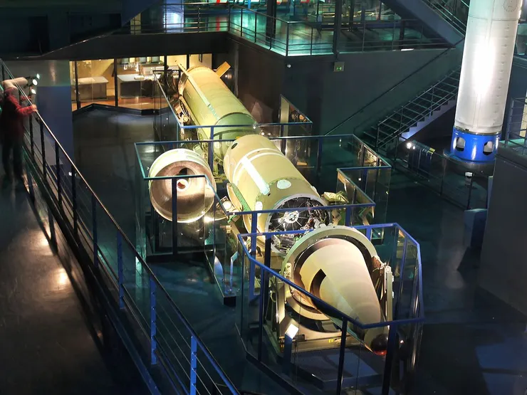 法國曾擁有的S3中程地對地彈道飛彈，可配備核彈頭，是法國在冷戰時的陸基嚇阻武器，但在冷戰結束退役後，法國已不再研發、生產陸基彈道飛彈。