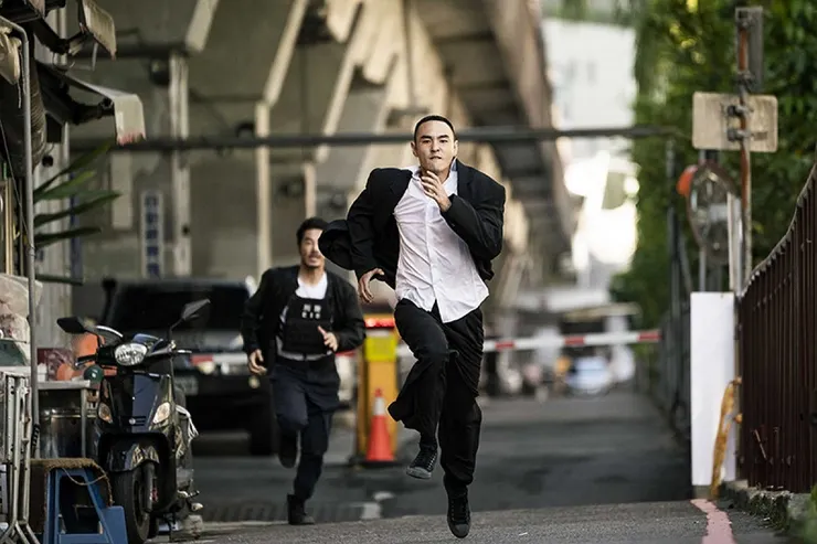 直到在警察的槍口下伏法，卻很少人認為陳桂林的「私刑」是一種正義，頂多是「大快人心」。來源：《周處除三害》電影劇照。
