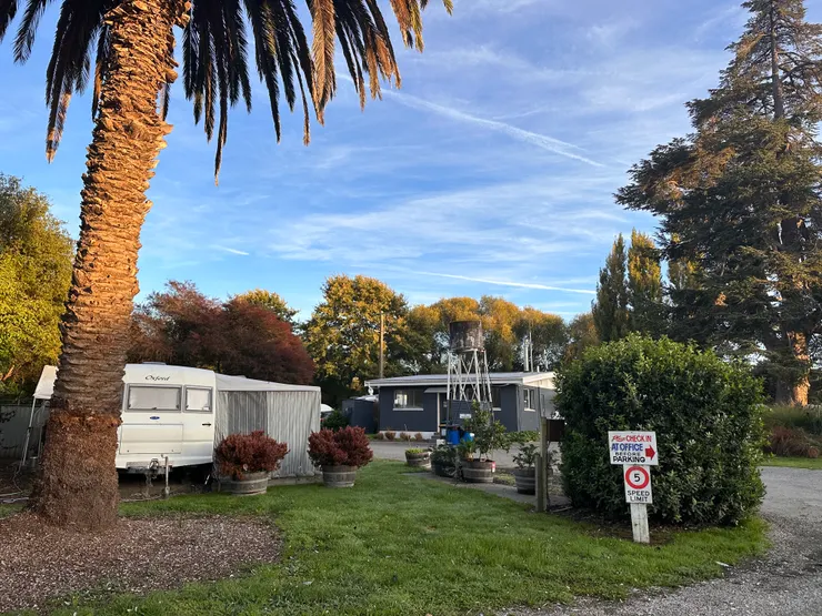 在南島最後一晚的住宿，園區裡有許多的露營車，房間沒有附棉被，洗熱水澡要付錢，算是比較傳統的營運方式。