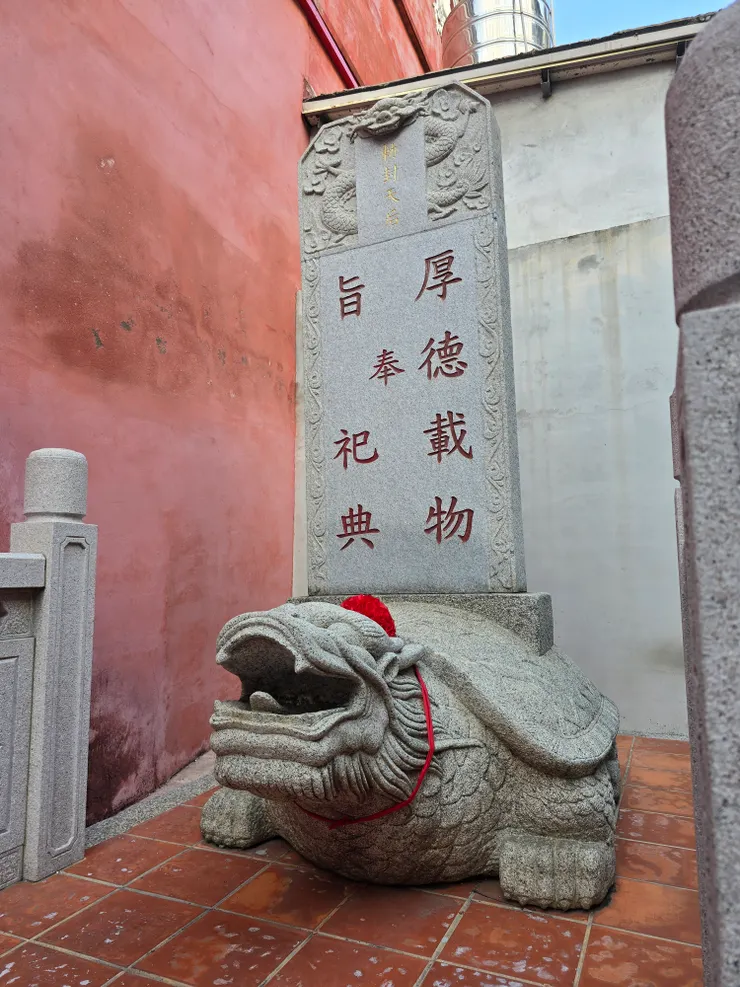 沿著大天后宮的邊巷走,還有景色可以看!一直走下去,也就到祀典武廟。