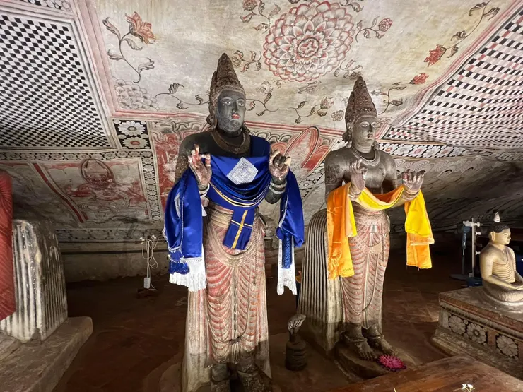 只有這兩名僧侶雙手上捧著哈達