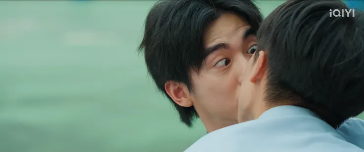 笑死XDDD 可憐的同學初吻就這樣沒了 哈哈哈哈哈