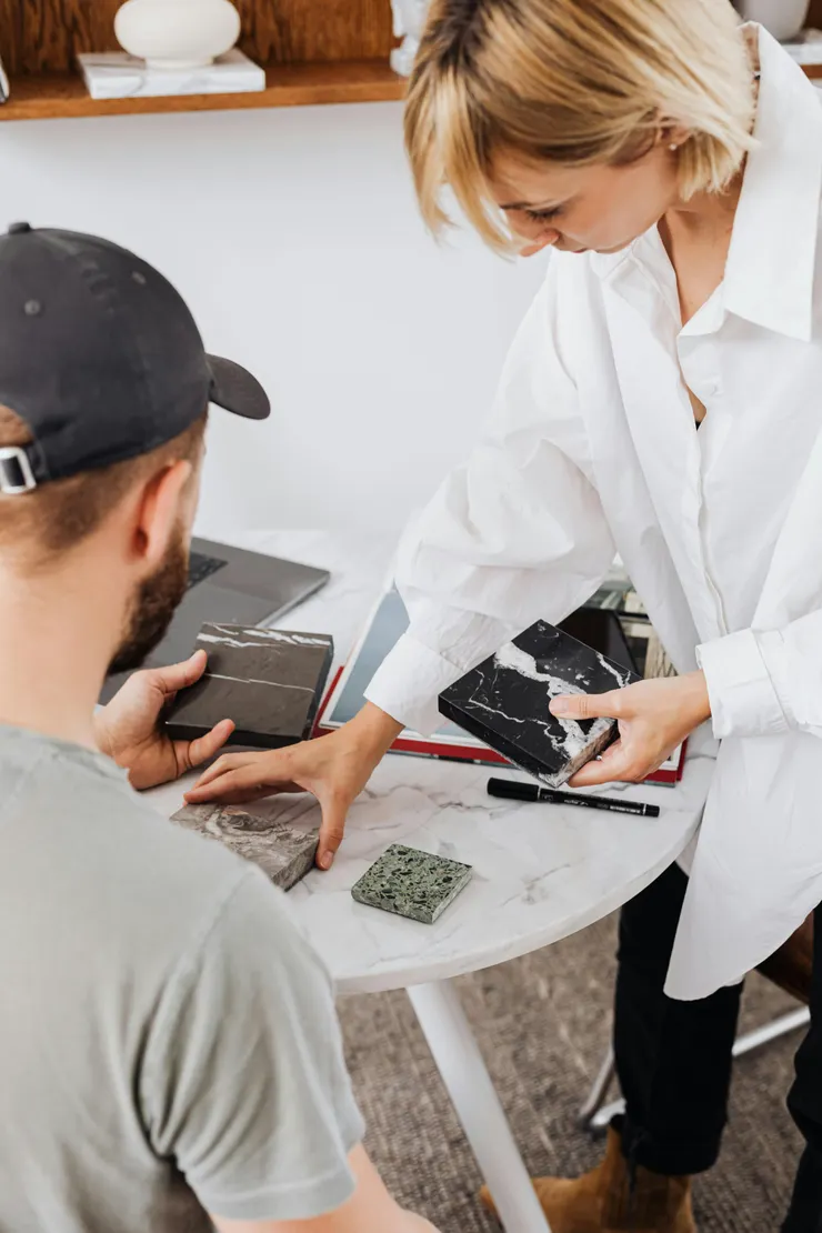 設計師可以作為兩邊橋樑讓溝通更順暢 / pexels