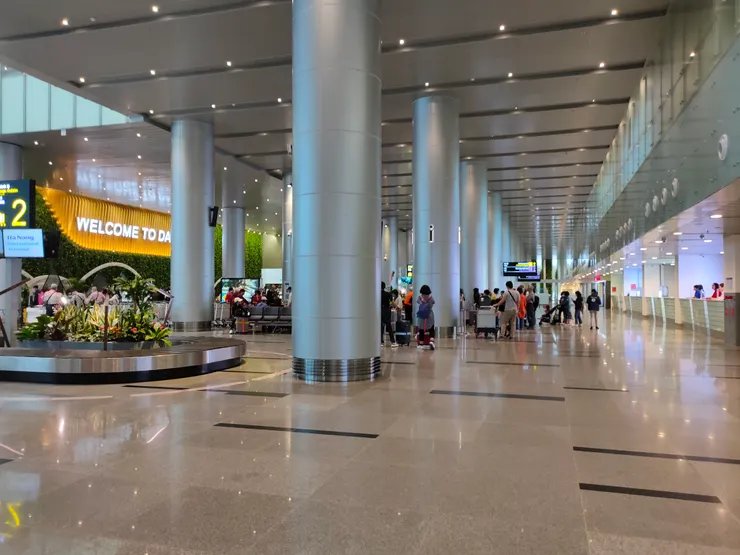 右手邊是一排SIM 卡商店,不用擔心網路問題