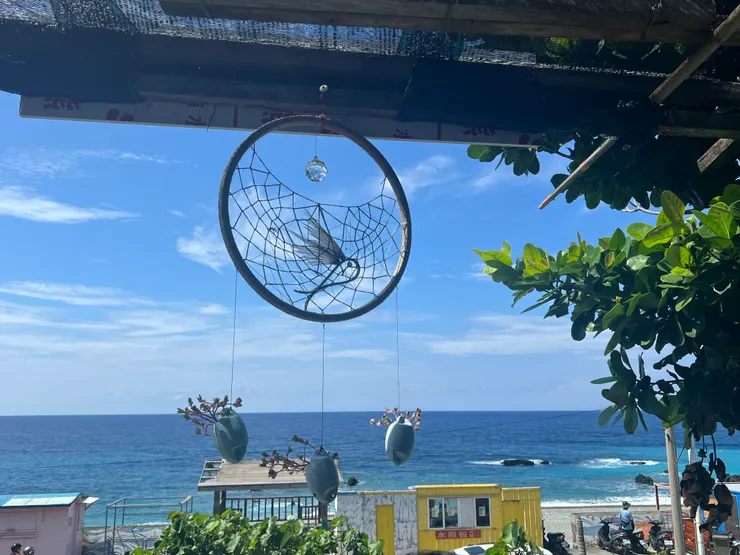 在紅頭部落「阿力給」（「很小的」之意）早餐店，看海吃飛魚飯糰。