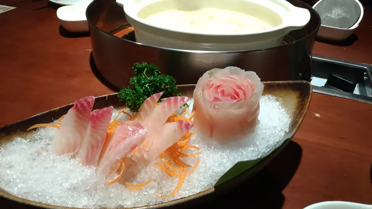 在上海，鮮魚片被捲成花朵般的藝術料理，視覺與味覺同時綻放。 創意餐飲不斷刷新想像，也展現這座城市的新潮餐桌美學。