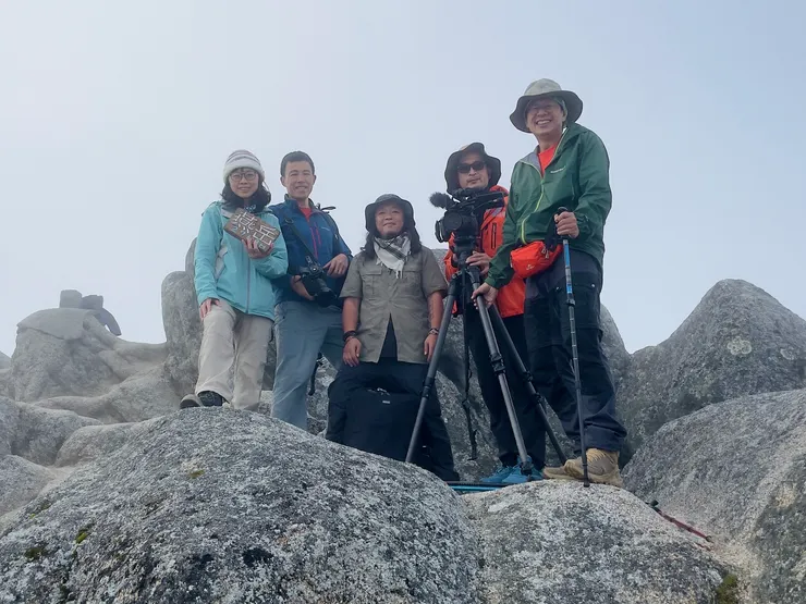 燕岳外景：王鈴晶、朱介任、莊家豪、陳錦亮、劉克襄（由左至右）
