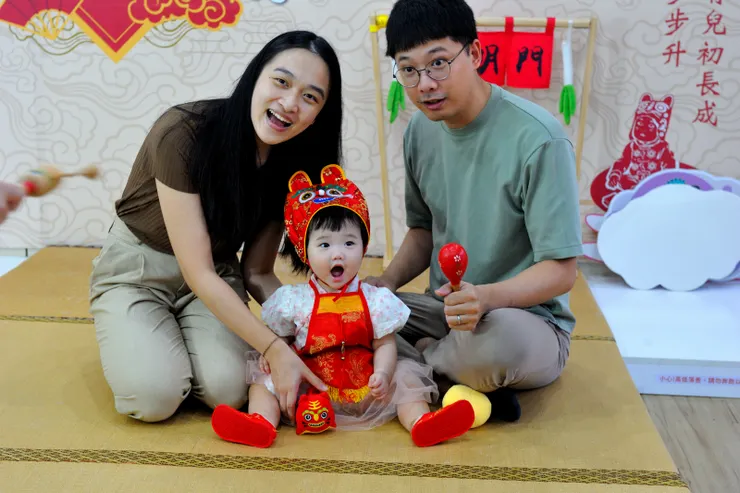 【唸唸吉祥話穿上虎衣驅妖邪！哇！穿好嘍！】