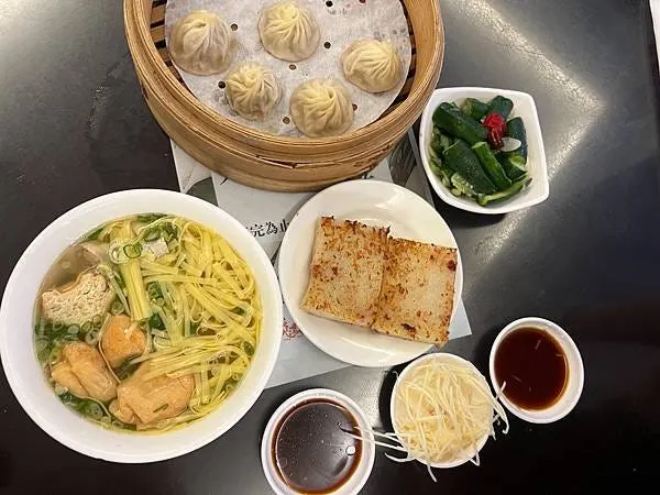 本次兩人用餐，點了兩份主食、ㄧ份點心及一份小菜，共新台幣410元