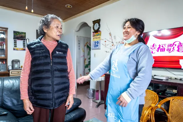 奶奶在山頂上獨居，居服員的到來，瞬間熱鬧了起來。