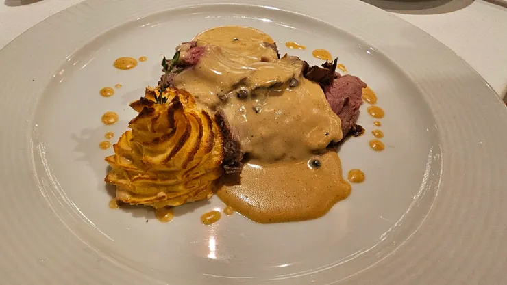 這一盤也是牛排!船上有牛排可以吃還挑剔什麼!