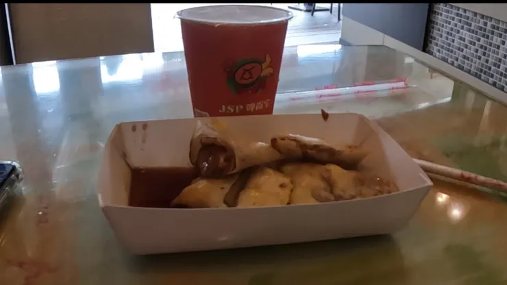 吃個小份的早餐稍補充能量。