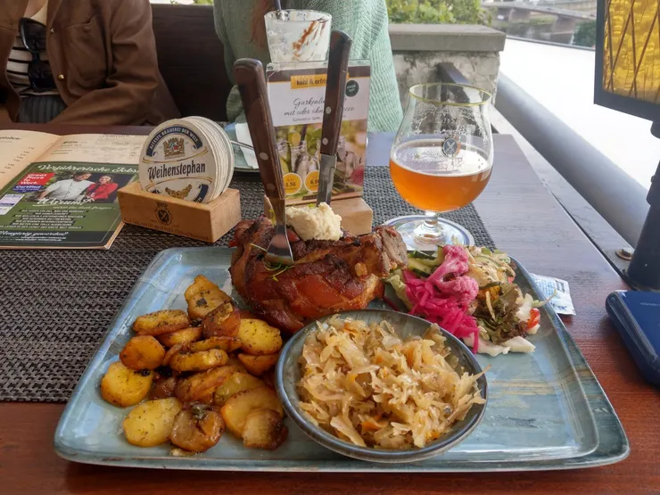 第一次吃整隻豬腳（上次只點半隻），好吃，除了一班豬腳的酥脆，還多了膠質的嚼勁，加啤酒共27.1€