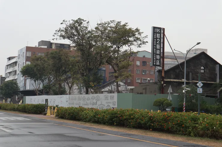 失火後僅剩兩側及部分牆面留存的本東倉庫