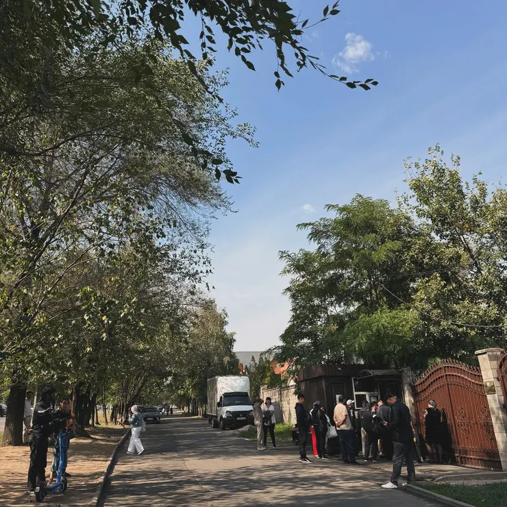 聚集在烏茲別克領事館外面的民眾